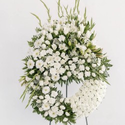Corona floral en tonos blancos
