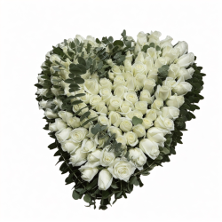 Corazon rosas blancas